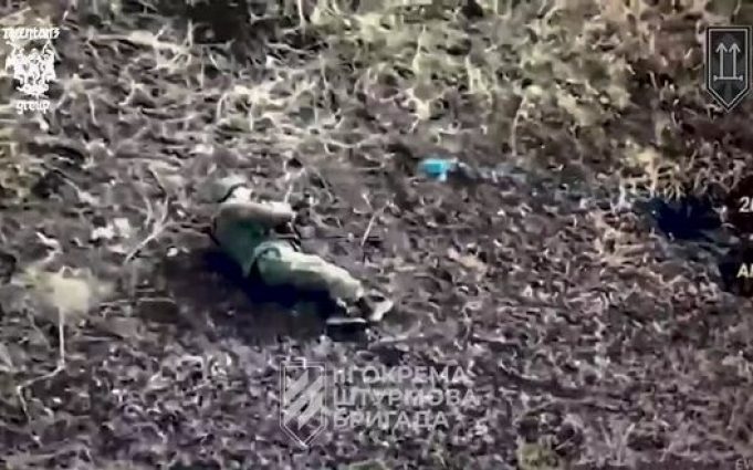 Російський загарбник ловить руками дрон-камікадзе бійців 3 ОШБр. ВIДЕО Російський-загарбник-ловить-руками-дрон-камікадзе-бійців-3-ОШБр.-ВiДЕО