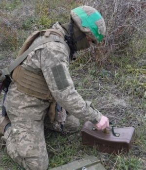 «Підлітають-зверху,-фокусуються-і-б’ють-в-башту»-Як-Росія-вдосконалює-свої-міни-у-війні-проти.