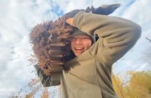 Бурят-окупант тягне на плечах украдену вівцю: “Ох#енно! Барана сп#здили!”. ВIДЕО Бурят-окупант-тягне-на-плечах-украдену-вівцю:-“Ох#енно!-Барана-сп#здили!”.-ВiДЕО