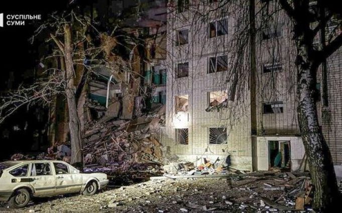 У Глухові безпілотник вдарив по багатоповерхівці: 6 людей загинуло, зокрема дитина. ВIДЕО У-Глухові-безпілотник-вдарив-по-багатоповерхівці:-6-людей-загинуло,-зокрема-дитина.-ВiДЕО
