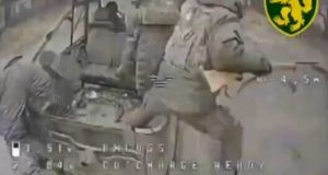 Троє окупантів на ходу вистрибують із автомобіля, щоб уникнути удару дрона-камікадзе. ВIДЕО Троє-окупантів-на-ходу-вистрибують-із-автомобіля,-щоб-уникнути-удару-дрона-камікадзе.-ВiДЕО