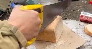 Окупанти пиляють черствий та запліснявілий хліб на обід. ВIДЕО Окупанти-пиляють-черствий-та-запліснявілий-хліб-на-обід.-ВiДЕО