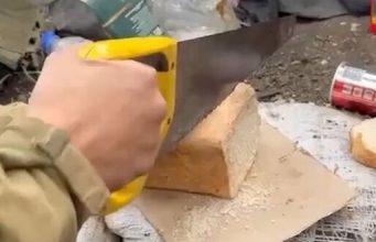 Окупанти пиляють черствий та запліснявілий хліб на обід. ВIДЕО Окупанти-пиляють-черствий-та-запліснявілий-хліб-на-обід.-ВiДЕО