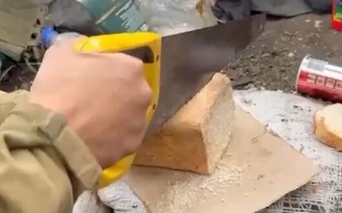 Окупанти пиляють черствий та запліснявілий хліб на обід. ВIДЕО Окупанти-пиляють-черствий-та-запліснявілий-хліб-на-обід.-ВiДЕО