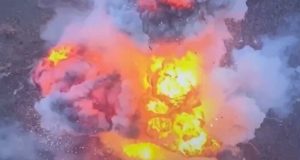 Ворожа бронемашина злітає у повітря після детонації боєкомплекту. ВIДЕО Ворожа-бронемашина-злітає-у-повітря-після-детонації-боєкомплекту.-ВiДЕО