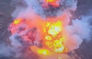 Ворожа бронемашина злітає у повітря після детонації боєкомплекту. ВIДЕО Ворожа-бронемашина-злітає-у-повітря-після-детонації-боєкомплекту.-ВiДЕО