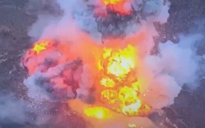 Ворожа бронемашина злітає у повітря після детонації боєкомплекту. ВIДЕО Ворожа-бронемашина-злітає-у-повітря-після-детонації-боєкомплекту.-ВiДЕО