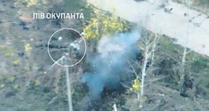 Пів окупанта летить у повітрі після удару дрона-камікадзе. ВIДЕО Пів-окупанта-летить-у-повітрі-після-удару-дрона-камікадзе.-ВiДЕО