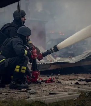 Зеленський-про-ворожий-удар-по-Сумах:-дві-людини-загинули,-під-завалами-може-бути-ще-одна