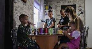 Багатодітна сім’я з Володимирської громади виготовляє окопні свічки для військових (ВІДЕО) Багатодітна сім’я з Володимирської громади виготовляє окопні свічки для військових (ВІДЕО)