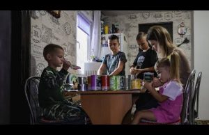 Багатодітна сім’я з Володимирської громади виготовляє окопні свічки для військових (ВІДЕО) Багатодітна сім’я з Володимирської громади виготовляє окопні свічки для військових (ВІДЕО)