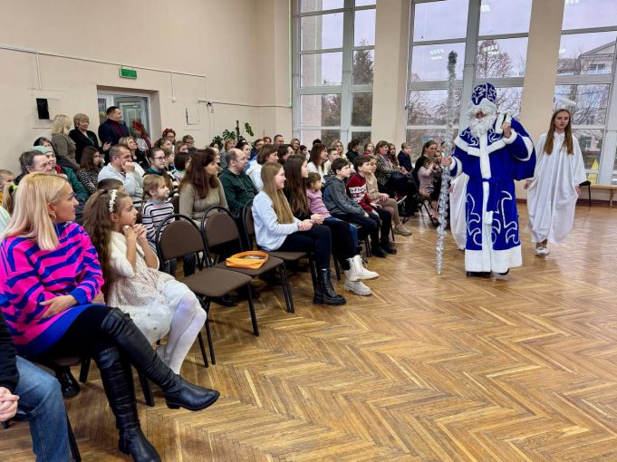 Святий Миколай зі своїми помічниками продовжують радувати малечу у Нововолинську Святий-Миколай-зі-своїми-помічниками-продовжують-радувати-малечу-у-Нововолинську