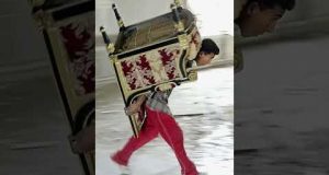 Сирієць виніс ЗОЛОТЕ КРІСЛО Асада (ВІДЕО) Сирієць виніс ЗОЛОТЕ КРІСЛО Асада (ВІДЕО)