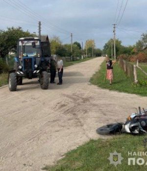 На-Волині-14-річний-мотоцикліст-обганяв-трактор-і-скоїв-ДТП.-Що-присудив-суд