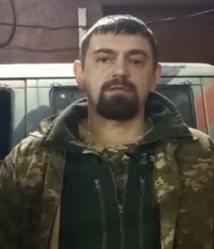 «Їхати-треба-дуже-швидко-і-відстрілюватися-від-дронів»:-механік-100-омбр-з-Волині-евакуйовує-техніку.