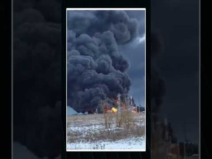Дрони СПАЛИЛИ НАФТОБАЗУ в Орлі (ВІДЕО) Дрони СПАЛИЛИ НАФТОБАЗУ в Орлі (ВІДЕО)