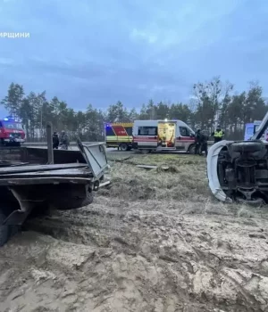 На-трасі-Київ-Чоп-зіткнулися-вантажівка-та-мікроавтобус:-серед-постраждалих-дитина