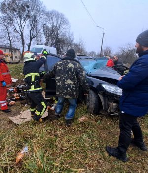 Людину-затиснуло-в-салоні-авто:-у-Луцькому-районі-–-ДТП