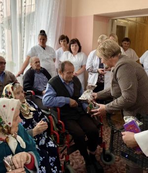 Підопічних-відділення-стаціонарного-догляду-терцентру-привітали-з-прийдешнім-Різдвом