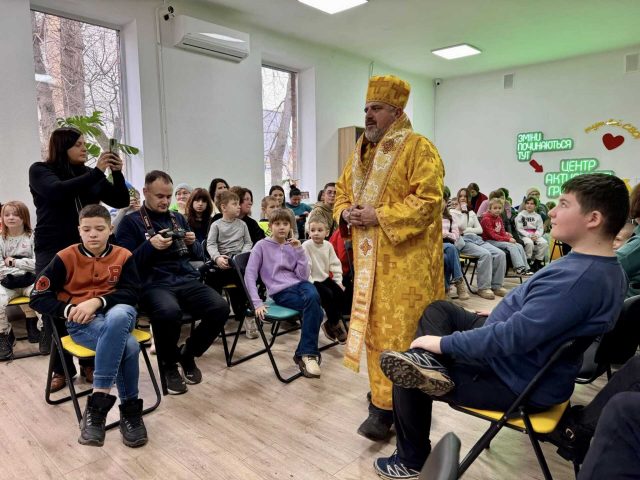 Диво, що дарує надію: у Нововолинську провели благодійну акцію «Святий Миколай, почуй мене» Диво,-що-дарує-надію:-у-Нововолинську-провели-благодійну-акцію-«Святий-Миколай,-почуй-мене»