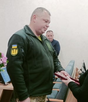 Рідним-загиблого-на-війні-волинянина-вручили-орден-«За-мужність»