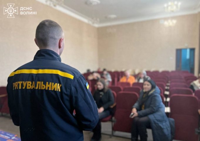 Працівники ДСНС провели інструктажі напередодні новорічних свят