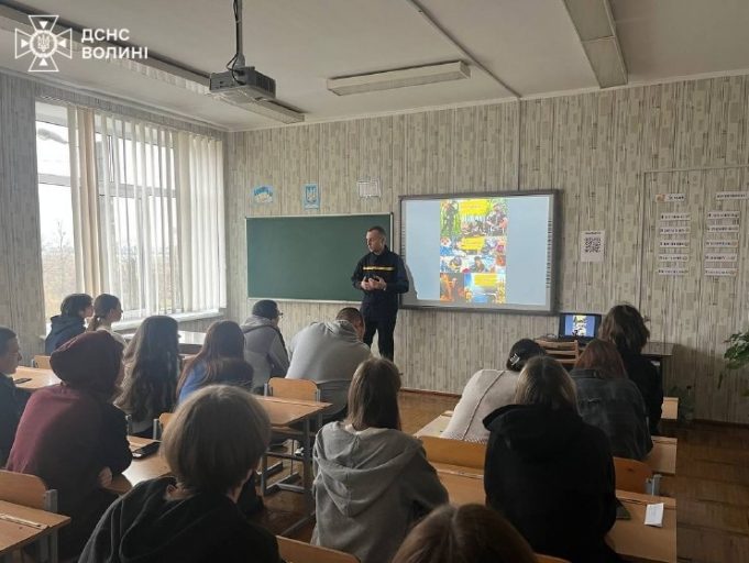 Рятувальники провели профорієнтаційну роботу з учнями старших класів щодо обрання майбутньої професії