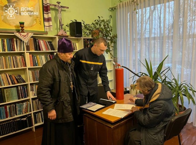 рятувальники продовжують проводити додаткові інструктажі із священнослужителями