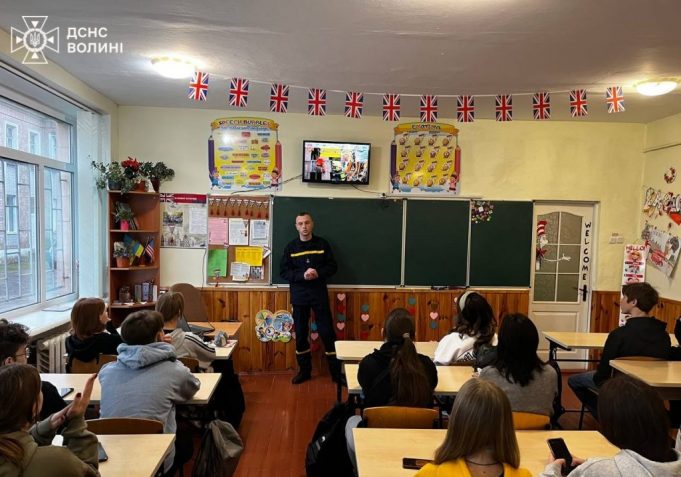 Фахівці ДСНС поспілкувалися із старшокласниками Нововолинського ліцею