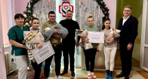 Міський голова вручив подарунки першим новонародженим дітям у 2025 році Міський-голова-вручив-подарунки-першим-новонародженим-дітям-у-2025-році