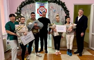 Міський голова вручив подарунки першим новонародженим дітям у 2025 році Міський-голова-вручив-подарунки-першим-новонародженим-дітям-у-2025-році
