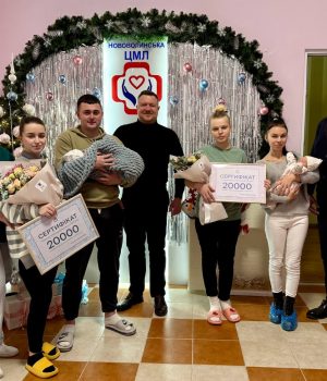 Міський-голова-вручив-подарунки-першим-новонародженим-дітям-у-2025-році