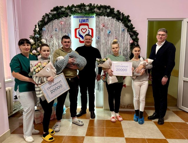 Міський голова вручив подарунки першим новонародженим дітям у 2025 році Міський-голова-вручив-подарунки-першим-новонародженим-дітям-у-2025-році