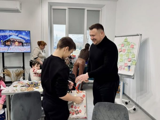 Міський голова Борис Карпус вручив подарунки дітям загиблих Героїв від литовських партнерів Міський-голова-Борис-Карпус-вручив-подарунки-дітям-загиблих-Героїв-від-литовських-партнерів