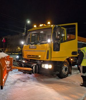 Вечірній-снігопад-у-Луцьку:-як-працюють-комунальні-служби