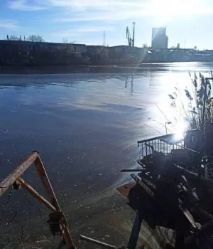 З-Південного-Бугу-у-Миколаєві-відкачали-195-тонн-олійної-суміші,-яка-витекла-через-обстріл-рф