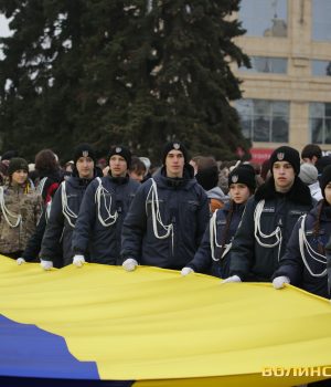 У-центрі-Луцька-розгорнули-200-метровий-український-стяг.-Фоторепортаж-із-Дня-Соборності