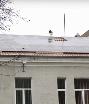 У-Нововолинську-на-даху-пологового-відділення-лікарні-встановили-сонячну-станцію