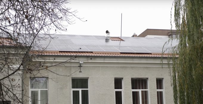 У Нововолинську на даху пологового відділення лікарні встановили сонячну станцію У-Нововолинську-на-даху-пологового-відділення-лікарні-встановили-сонячну-станцію