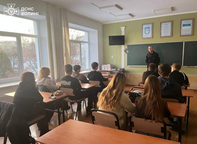 Фахівці ДСНС провели професійно орієнтаційну роботу із учнями Нововолинської громади