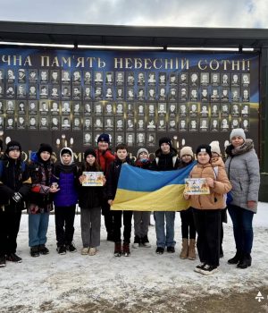 Нововолинським-ліцеїстам-провели-виховну-годину-біля-Меморіальної-стели-Небесній-Сотні