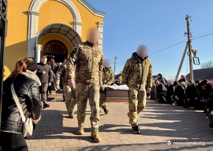 У Нововолинську провели в останню путь Захисника Віталія Кириченка У-Нововолинську-провели-в-останню-путь-Захисника-Віталія-Кириченка