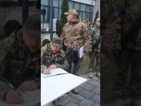 Присягаю сумлінно виконувати військові обовʼязки в інтересах народу України…Того дня,24.02.2022 року (ВІДЕО) Присягаю сумлінно виконувати військові обовʼязки в інтересах народу України…Того дня,24.02.2022 року (ВІДЕО)