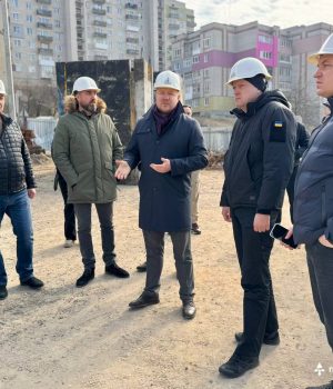 Голова-Волинської-ОВА-Іван-Рудницький-відвідав-кілька-підприємств-та-будівництво-у-Нововолинську