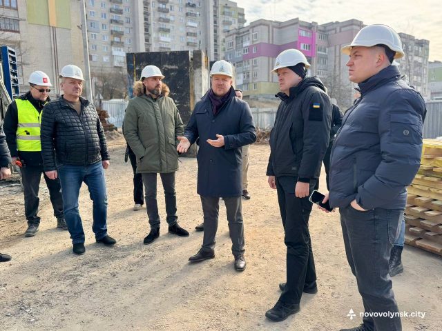 Голова Волинської ОВА Іван Рудницький відвідав кілька підприємств та будівництво у Нововолинську Голова-Волинської-ОВА-Іван-Рудницький-відвідав-кілька-підприємств-та-будівництво-у-Нововолинську
