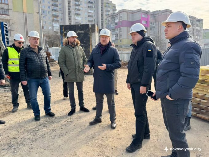 Голова Волинської ОВА Іван Рудницький відвідав кілька підприємств та будівництво у Нововолинську Голова-Волинської-ОВА-Іван-Рудницький-відвідав-кілька-підприємств-та-будівництво-у-Нововолинську