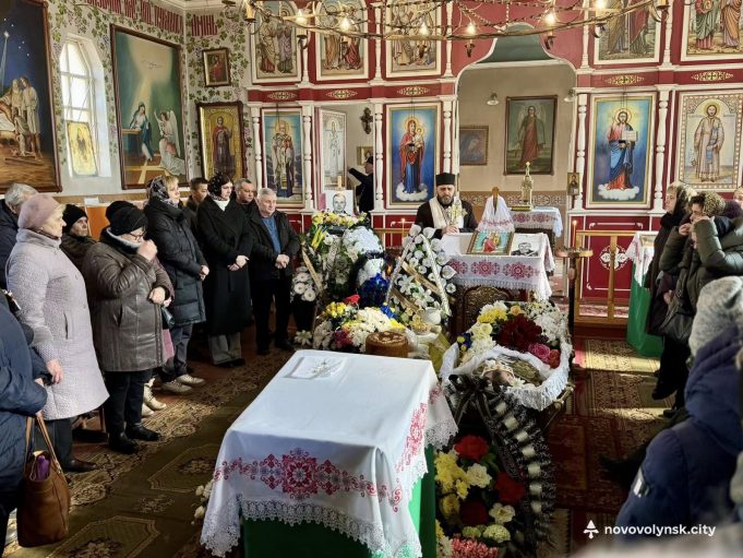 Нововолинська громада попрощалася із Захисником України Володимиром Киричуком Нововолинська-громада-попрощалася-із-Захисником-України-Володимиром-Киричуком