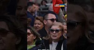 Сутички в столиці Румунії! Фанати проросійського Джорджеску кидають каміння та перевертають авто! (ВІДЕО) Сутички в столиці Румунії! Фанати проросійського Джорджеску кидають каміння та перевертають авто! (ВІДЕО)