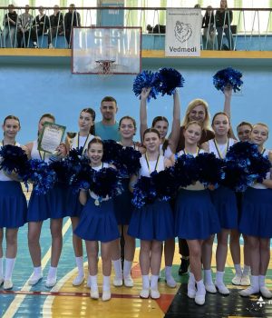 Черлідерки-Нововолинського-ліцею-№5-–-чемпіонки-районного-етапу-«Пліч-о-пліч»