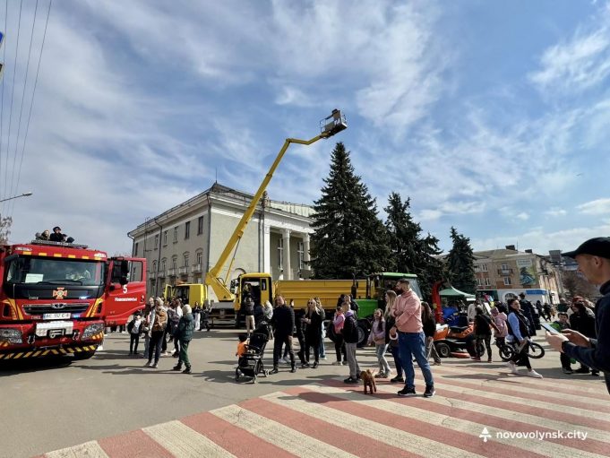 У Нововолинську відбулася виставка спецтехніки та збір коштів для військових У-Нововолинську-відбулася-виставка-спецтехніки-та-збір-коштів-для-військових